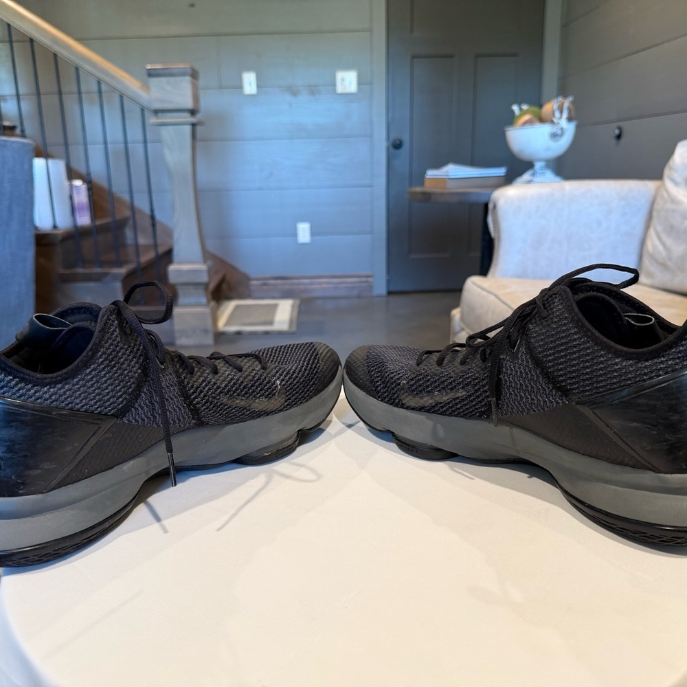 Nike Men’s LeBron Witness 4 Basketball Sneakers - Picture 5 of 7